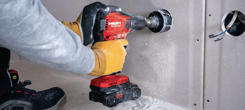 Atornilladora taladro con percusión a batería SF 4H-22 Compacta atornilladora taladro con percusión, con control activo del par para taladro y atornillado habituales, especialmente en lugares de difícil acceso (plataforma de batería Nuron) Aplicaciones 1