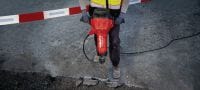 Martillo rompedor eléctrico para tareas de carga pesada TE 3000-AVR Martillo rompedor excepcionalmente potente para tareas pesadas de demolición de concreto, corte de asfalto, movimiento de tierras y colocación de varillas de puesta a tierra Aplicaciones 4