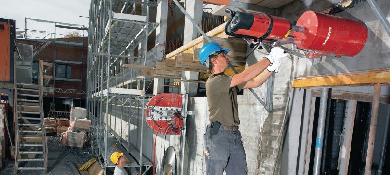 Perforación con corona hueca DD 500-CA Sistema de perforación con diamante para cargas pesadas de tres fases con motor de alta frecuencia y unidad de alimentación automática para taladro con columna en diámetros medios y grandes de hasta 600 mm (23-5/8”) Aplicaciones 1