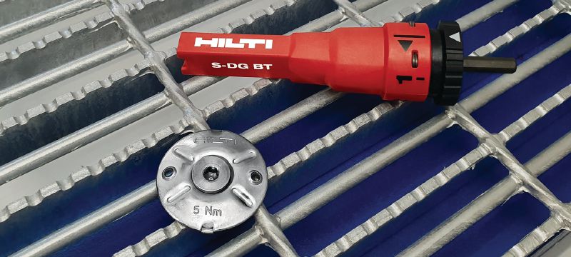 Espiga de fijación para rejillas estrechas X-FCM-R NG (acero inoxidable) Espiga de fijación para rejillas estrechas con acero inoxidable para fijación de rejillas de piso de tamiz estrecho con pernos roscados en entornos de corrosión alta Aplicaciones 1