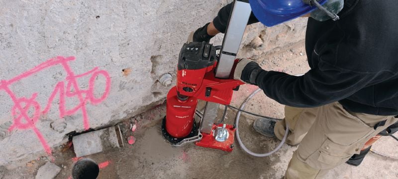 Corona DD 160 Máquina de taladro con diamante tan compacta como potente para tareas de perforación en concreto con columna de hasta 25-202 mm (31/32 - 7-15/16”) de diámetro Aplicaciones 1